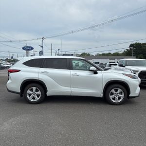 2023 Toyota HIGHLANDER LE photo 10