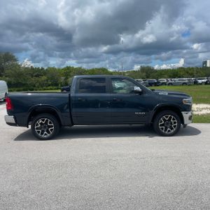 2026 RAM 1500 LARAMIE CREW CAB 4X4 5'7" BOX — фото 10