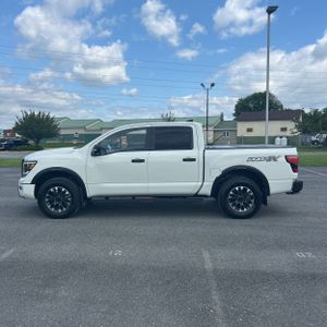 2024 Nissan TITAN CREW CAB PRO-4X 4X4 — фото 3
