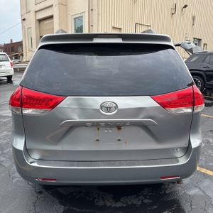 2011 Toyota SIENNA LE 8-PASSENGER — фото 7