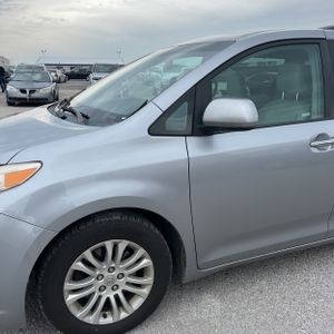 TOYOTA SIENNA - 2