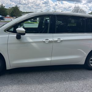 2022 Chrysler VOYAGER LX 照片 4