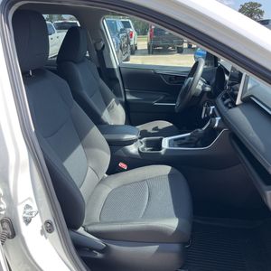 صورة مصغرة 33 لـ 2024 Toyota RAV4 LE