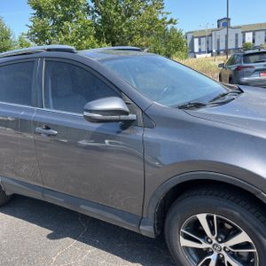 2017 Toyota RAV4 XLE — миниатюра 13