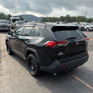 صورة 5 لـ 2021 Toyota RAV4 LE