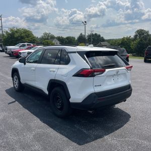 صورة 4 لـ 2021 Toyota RAV4 LE