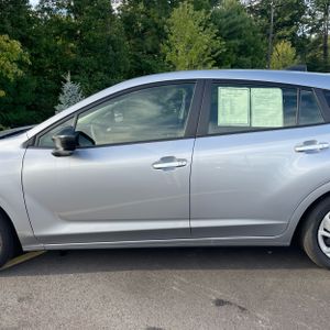 2025 Subaru IMPREZA BASE 5-DOOR 照片 4