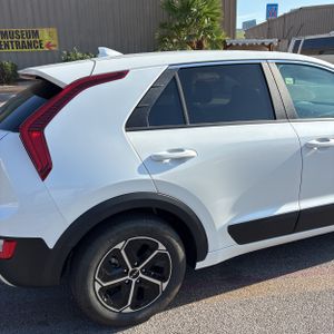 2026 KIA NIRO LX — фото 9