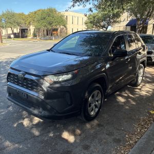 2021 Toyota RAV4 LE 照片 1