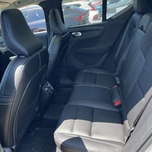 2023 Volvo XC40 B5 ULTIMATE DARK THEME thumbnail 32