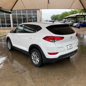 HYUNDAI TUCSON SE - 4