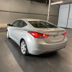 2013 Hyundai ELANTRA LIMITED photo 5