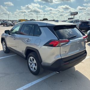 صورة 5 لـ 2025 Toyota RAV4 LE