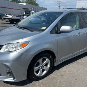 صورة 2 لـ 2019 Toyota SIENNA LE 8-PASSENGER
