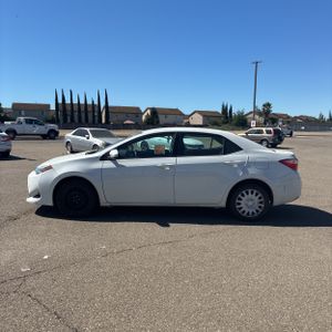 2017 Toyota COROLLA LE photo 3