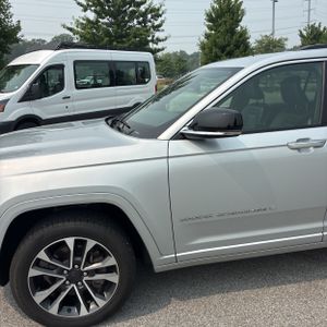 2022 JEEP GRAND CHEROKEE L OVERLAND — фото 2