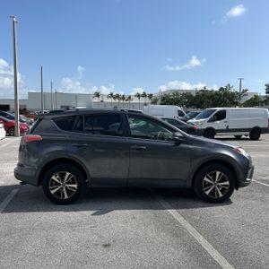 2017 Toyota RAV4 XLE photo 10