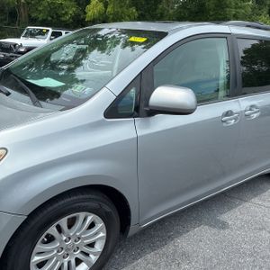 صورة 2 لـ 2012 Toyota SIENNA XLE 8-PASSENGER