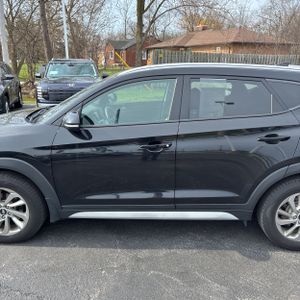HYUNDAI TUCSON SE PLUS - 4