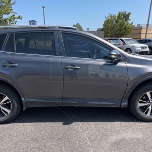 2017 Toyota RAV4 XLE — миниатюра 11