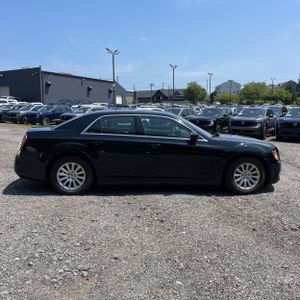 صورة 10 لـ 2013 Chrysler 300 MOTOWN