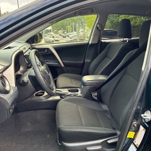 2018 Toyota RAV4 LE — фото 32