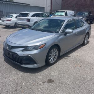2021 Toyota CAMRY LE photo 1