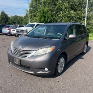 2011 Toyota SIENNA XLE 7-PASSENGER 照片 1