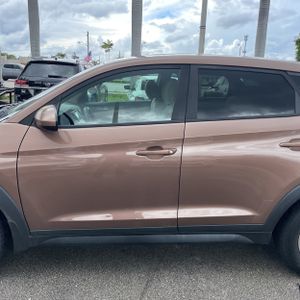 HYUNDAI TUCSON SE - 4