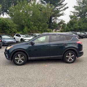 2017 Toyota RAV4 XLE — фото 3
