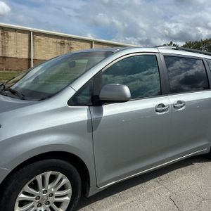 2016 Toyota SIENNA XLE 8-PASSENGER 照片 2