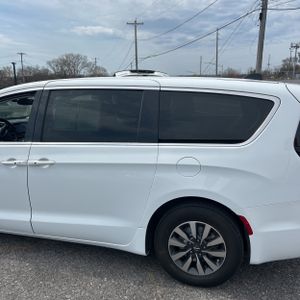 CHRYSLER PACIFICA HYBRID TOURING L - 6