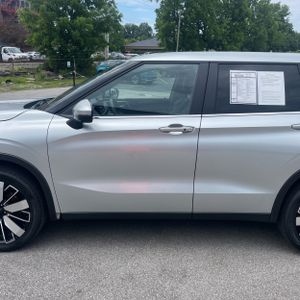 صورة 4 لـ 2025 Mitsubishi OUTLANDER SE