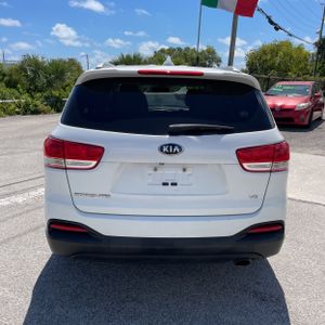 KIA SORENTO LX V6 - 7