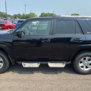2021 Toyota 4RUNNER SR5 photo 4