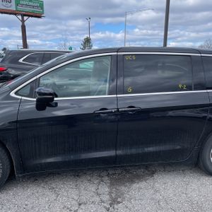 CHRYSLER PACIFICA TOURING L - 4