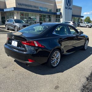 صورة 8 لـ 2016 Lexus IS 300 BASE