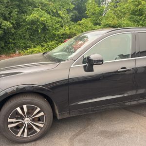 2023 Volvo XC60 B5 CORE photo 2