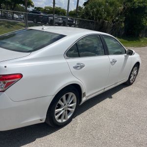 صورة 9 لـ 2011 Lexus ES 350 BASE