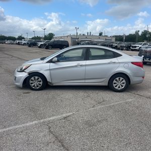 HYUNDAI ACCENT SE - 3