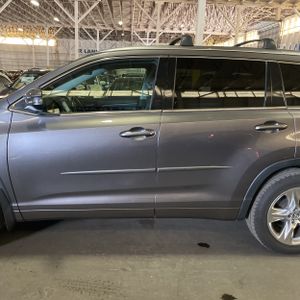 2018 Toyota HIGHLANDER LIMITED photo 4