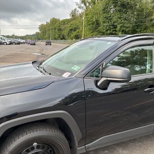 صورة 2 لـ 2021 Toyota RAV4 LE