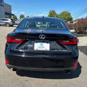صورة 7 لـ 2016 Lexus IS 300 BASE