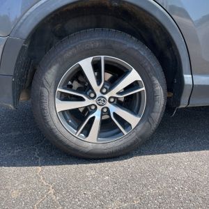 2017 Toyota RAV4 XLE — миниатюра 19