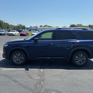 2025 Nissan PATHFINDER SV 照片 3