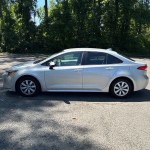 2021 Toyota COROLLA LE photo 3