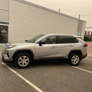 2025 Toyota RAV4 LE 照片 3