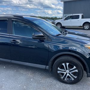 2017 Toyota RAV4 LE — миниатюра 13