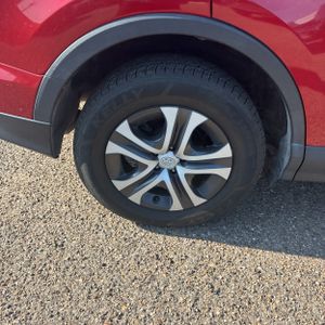 صورة 19 لـ 2017 Toyota RAV4 LE