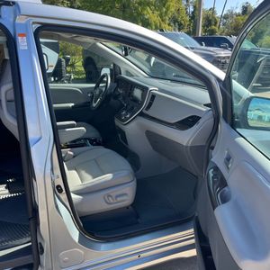2020 Toyota SIENNA XLE 8-PASSENGER 照片 33